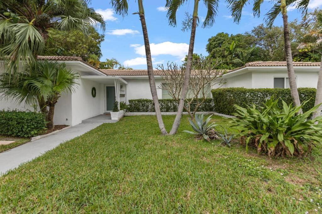 Modern Tropical Pool House North Miami Hot Tub Villa Exterior photo